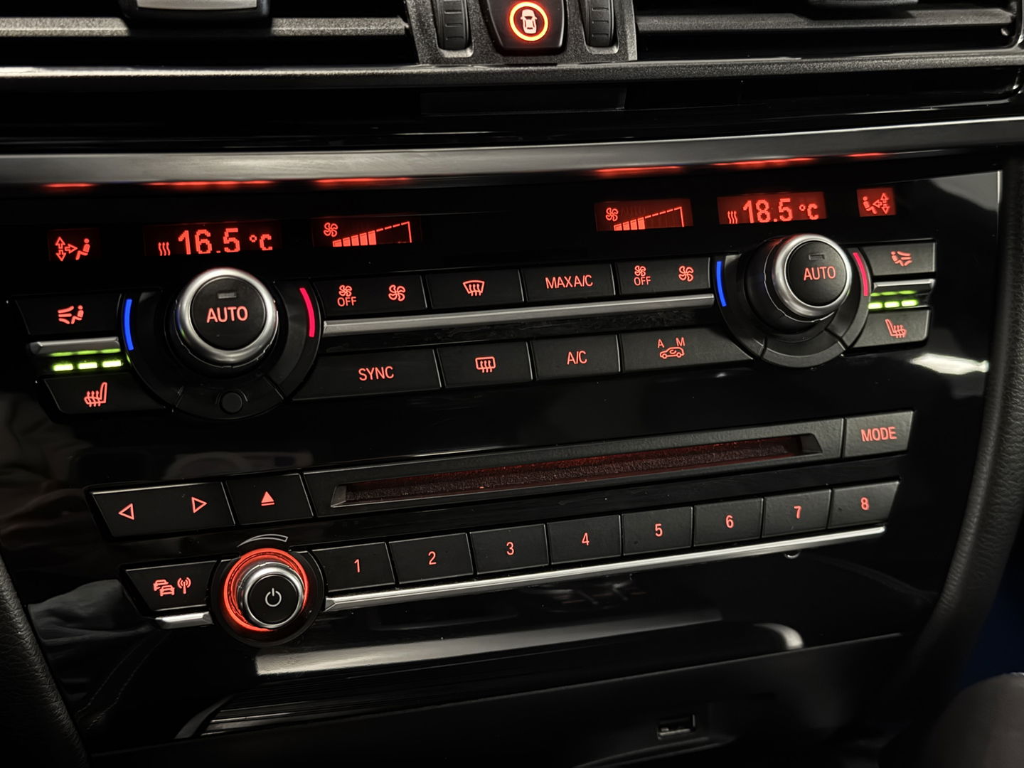 BMW X5 M | 576 PK! | Maxton | Carbon | 21" Lichtmetaal | Leder | Elektrische Trekhaak | Camera | Lane Assist | Dodehoeksensor | Harman & Kardon | Head-Up Display | Sfeerverlichting |