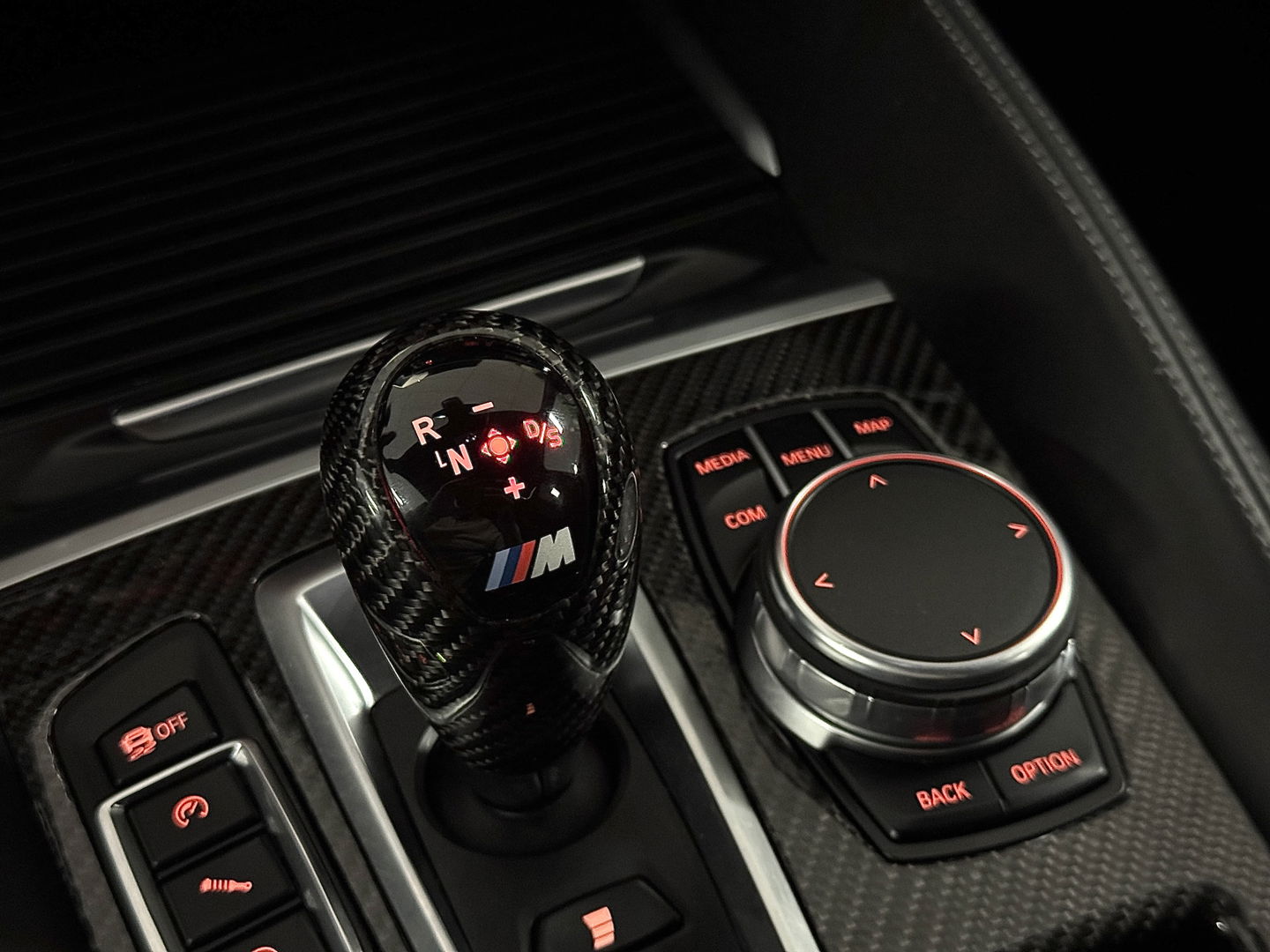 BMW X5 M | 576 PK! | Maxton | Carbon | 21" Lichtmetaal | Leder | Elektrische Trekhaak | Camera | Lane Assist | Dodehoeksensor | Harman & Kardon | Head-Up Display | Sfeerverlichting |