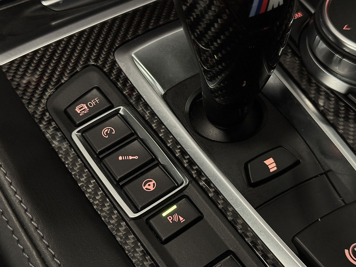 BMW X5 M | 576 PK! | Maxton | Carbon | 21" Lichtmetaal | Leder | Elektrische Trekhaak | Camera | Lane Assist | Dodehoeksensor | Harman & Kardon | Head-Up Display | Sfeerverlichting |