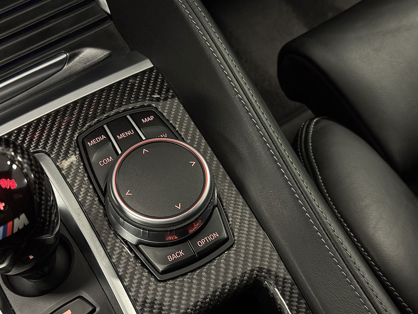 BMW X5 M | 576 PK! | Maxton | Carbon | 21" Lichtmetaal | Leder | Elektrische Trekhaak | Camera | Lane Assist | Dodehoeksensor | Harman & Kardon | Head-Up Display | Sfeerverlichting |