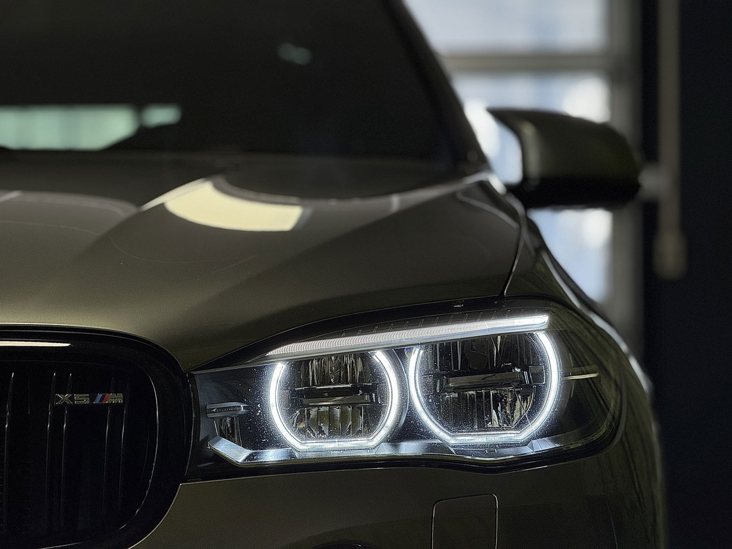 BMW X5 M | 576 PK! | Maxton | Carbon | 21" Lichtmetaal | Leder | Elektrische Trekhaak | Camera | Lane Assist | Dodehoeksensor | Harman & Kardon | Head-Up Display | Sfeerverlichting |