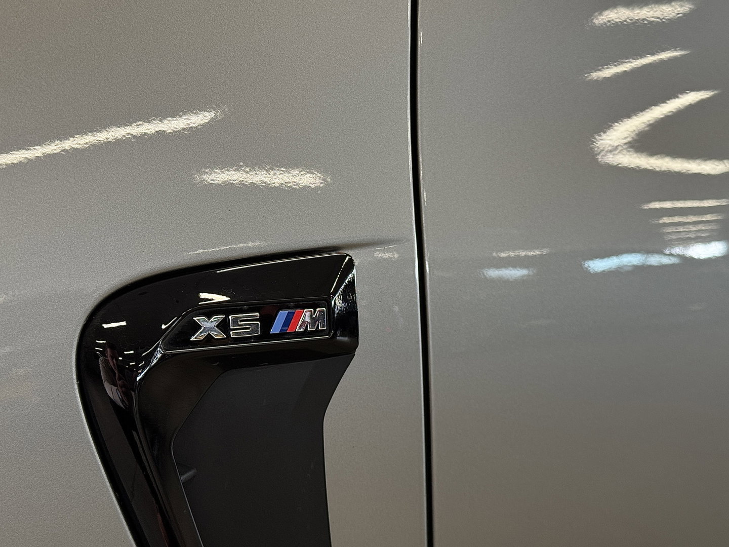 BMW X5 M | 576 PK! | Maxton | Carbon | 21" Lichtmetaal | Leder | Elektrische Trekhaak | Camera | Lane Assist | Dodehoeksensor | Harman & Kardon | Head-Up Display | Sfeerverlichting |
