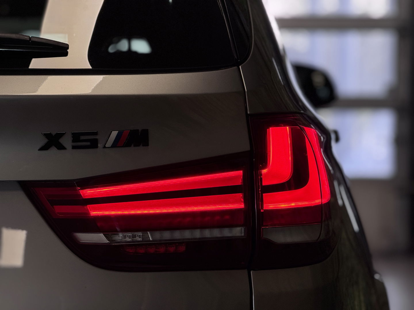 BMW X5 M | 576 PK! | Maxton | Carbon | 21" Lichtmetaal | Leder | Elektrische Trekhaak | Camera | Lane Assist | Dodehoeksensor | Harman & Kardon | Head-Up Display | Sfeerverlichting |