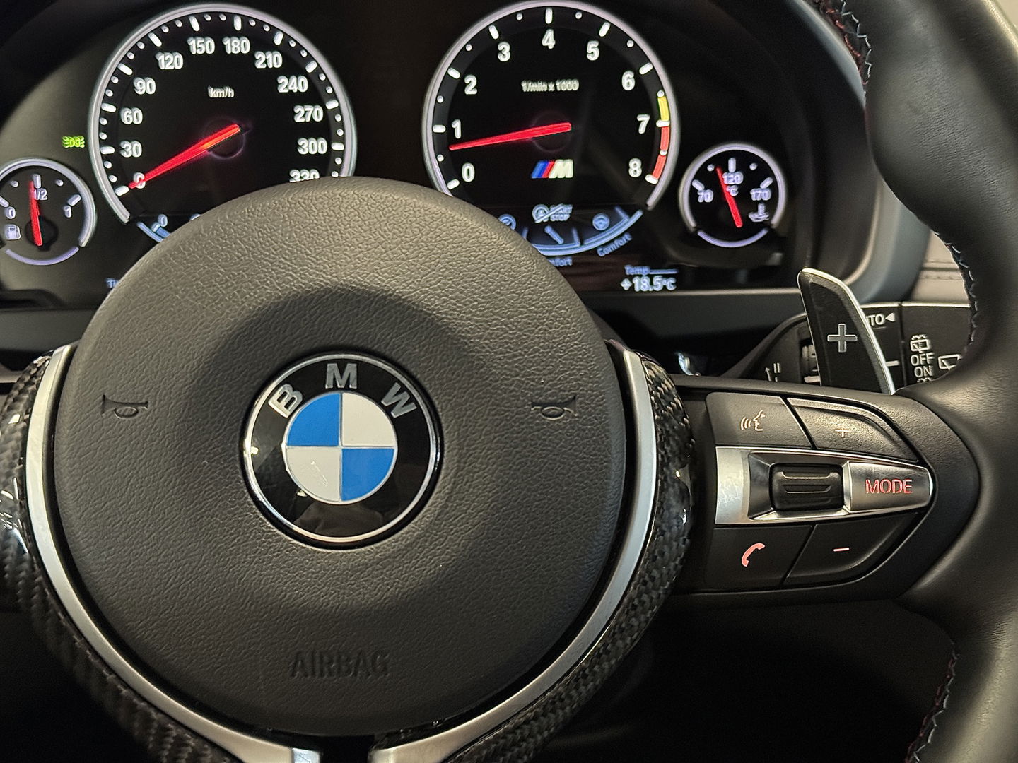 BMW X5 M | 576 PK! | Maxton | Carbon | 21" Lichtmetaal | Leder | Elektrische Trekhaak | Camera | Lane Assist | Dodehoeksensor | Harman & Kardon | Head-Up Display | Sfeerverlichting |