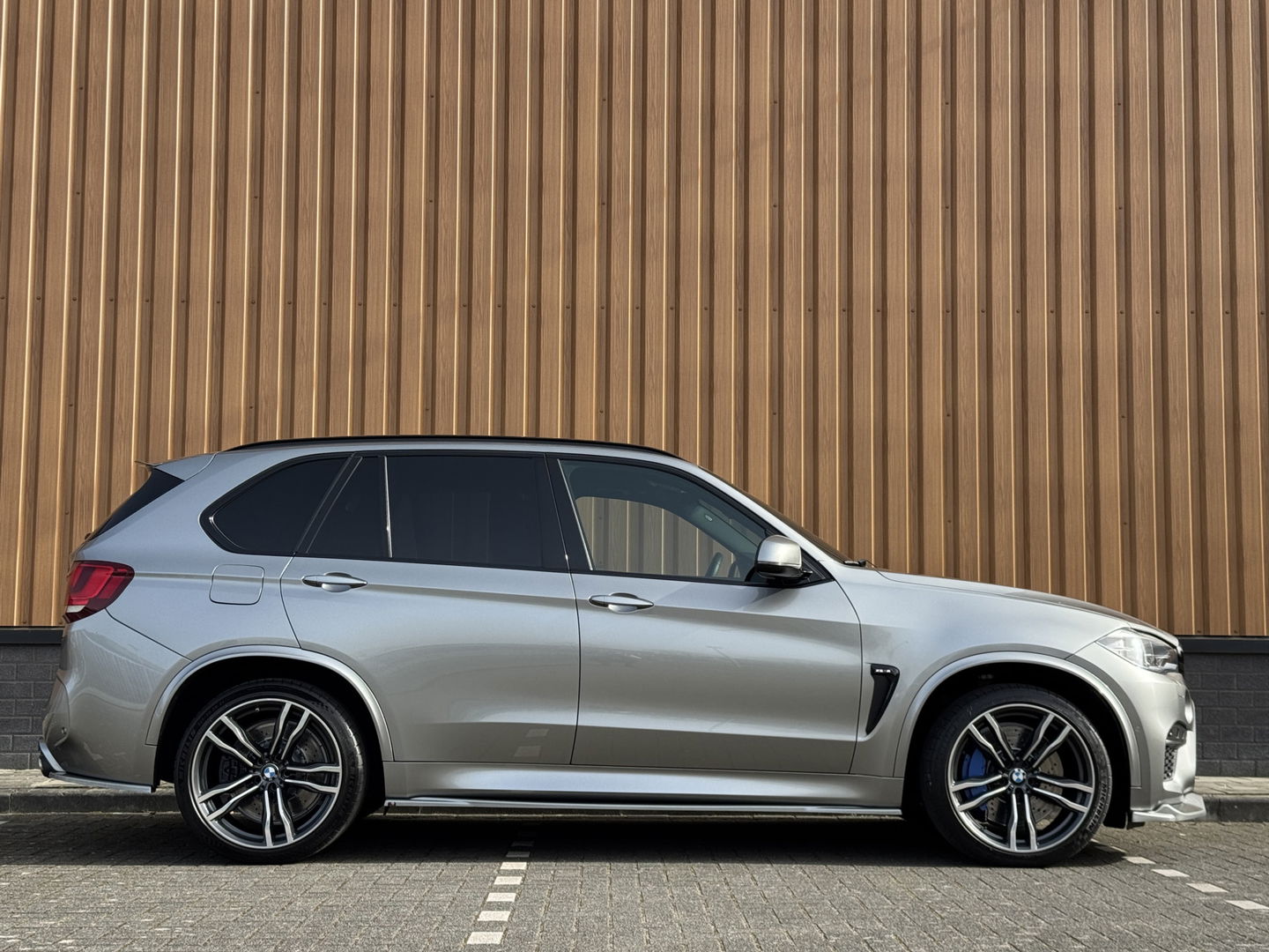 BMW X5 M | 576 PK! | Maxton | Carbon | 21" Lichtmetaal | Leder | Elektrische Trekhaak | Camera | Lane Assist | Dodehoeksensor | Harman & Kardon | Head-Up Display | Sfeerverlichting |