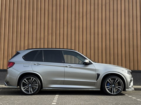 BMW X5 M | 576 PK! | Maxton | Carbon | 21" Lichtmetaal | Leder | Elektrische Trekhaak | Camera | Lane Assist | Dodehoeksensor | Harman & Kardon | Head-Up Display | Sfeerverlichting |