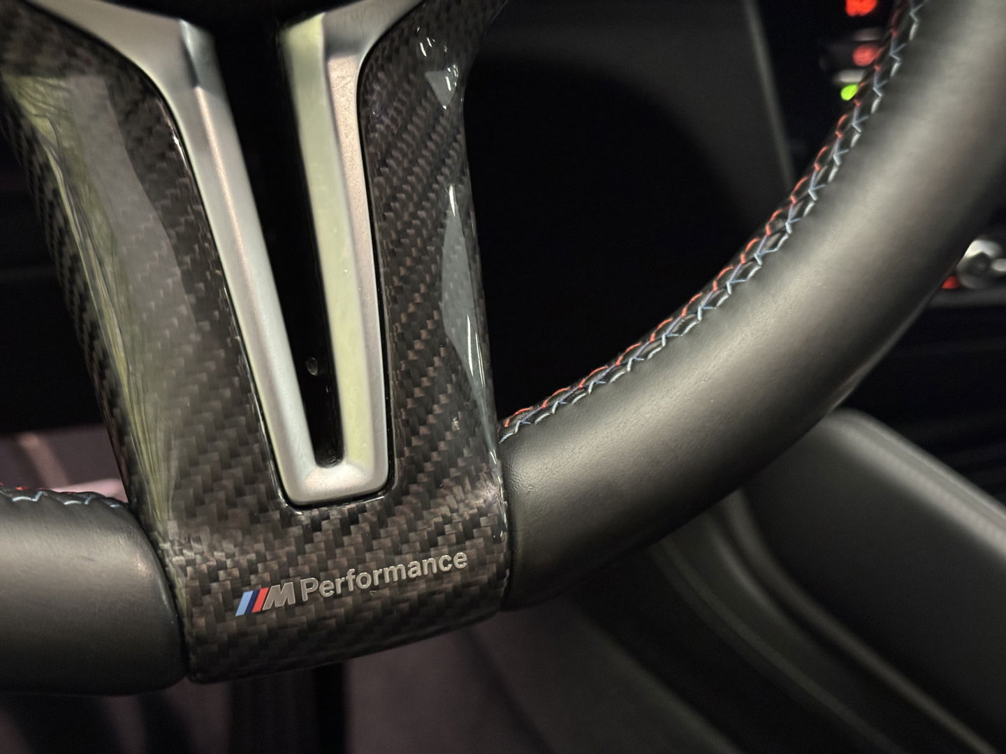 BMW X5 M | 576 PK! | Maxton | Carbon | 21" Lichtmetaal | Leder | Elektrische Trekhaak | Camera | Lane Assist | Dodehoeksensor | Harman & Kardon | Head-Up Display | Sfeerverlichting |