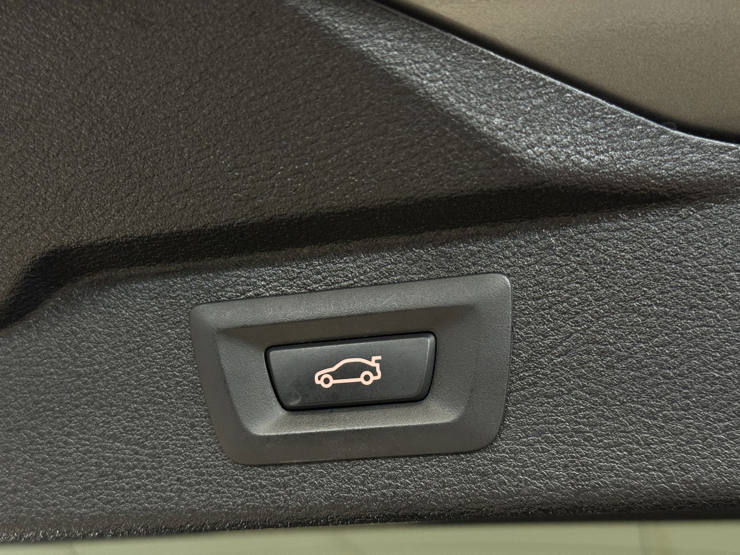 BMW X5 M | 576 PK! | Maxton | Carbon | 21" Lichtmetaal | Leder | Elektrische Trekhaak | Camera | Lane Assist | Dodehoeksensor | Harman & Kardon | Head-Up Display | Sfeerverlichting |