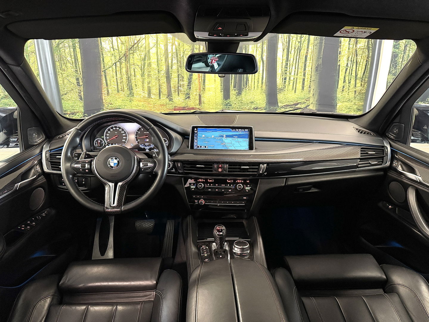 BMW X5 M | 576 PK! | Maxton | Carbon | 21" Lichtmetaal | Leder | Elektrische Trekhaak | Camera | Lane Assist | Dodehoeksensor | Harman & Kardon | Head-Up Display | Sfeerverlichting |