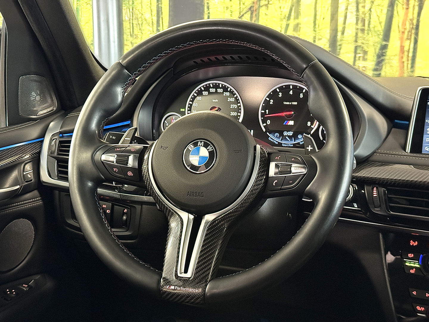 BMW X5 M | 576 PK! | Maxton | Carbon | 21" Lichtmetaal | Leder | Elektrische Trekhaak | Camera | Lane Assist | Dodehoeksensor | Harman & Kardon | Head-Up Display | Sfeerverlichting |
