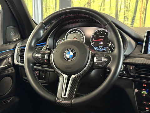 BMW X5 M | 576 PK! | Maxton | Carbon | 21" Lichtmetaal | Leder | Elektrische Trekhaak | Camera | Lane Assist | Dodehoeksensor | Harman & Kardon | Head-Up Display | Sfeerverlichting |