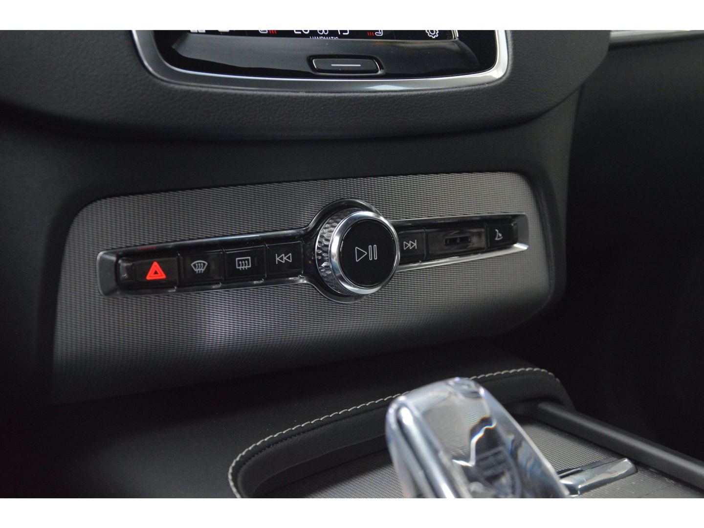 Volvo XC90 T8 Hybride AWD Plus Dark | Luchtvering | Head-Up Display | Harman/Kardon | Panoramadak | Trekhaak |