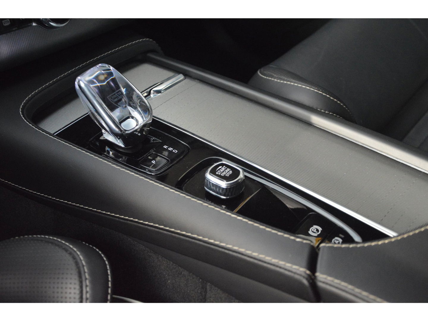 Volvo XC90 T8 Hybride AWD Plus Dark | Luchtvering | Head-Up Display | Harman/Kardon | Panoramadak | Trekhaak |