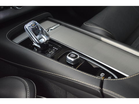 Volvo XC90 T8 Hybride AWD Plus Dark | Luchtvering | Head-Up Display | Harman/Kardon | Panoramadak | Trekhaak |