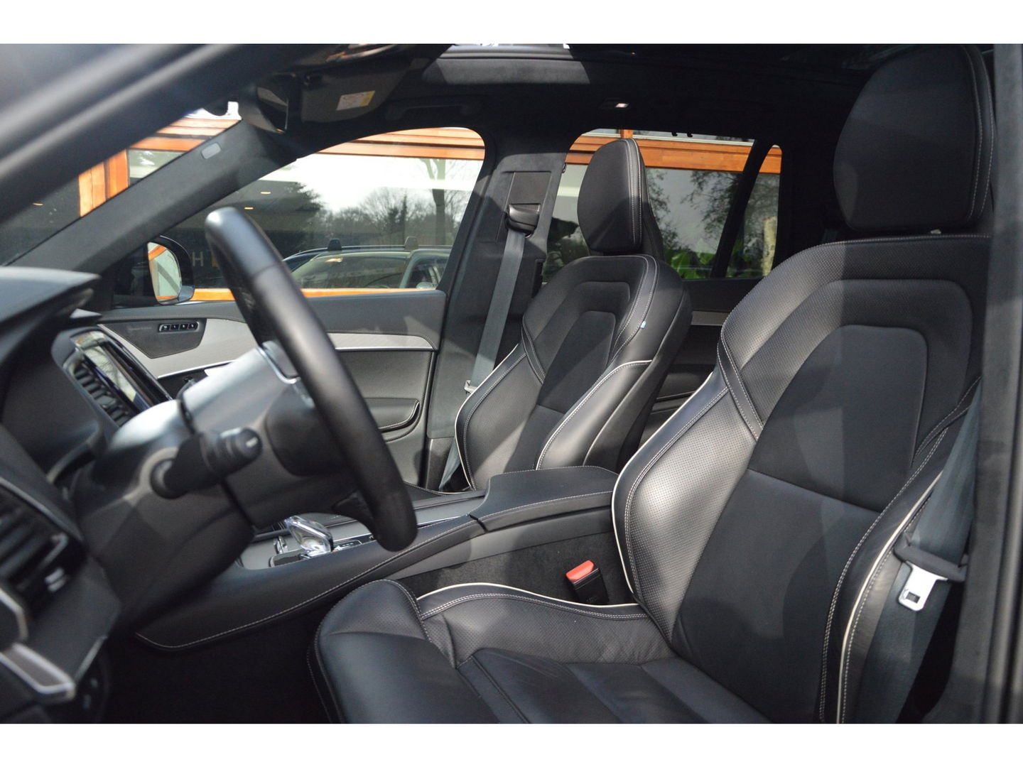 Volvo XC90 T8 Hybride AWD Plus Dark | Luchtvering | Head-Up Display | Harman/Kardon | Panoramadak | Trekhaak |