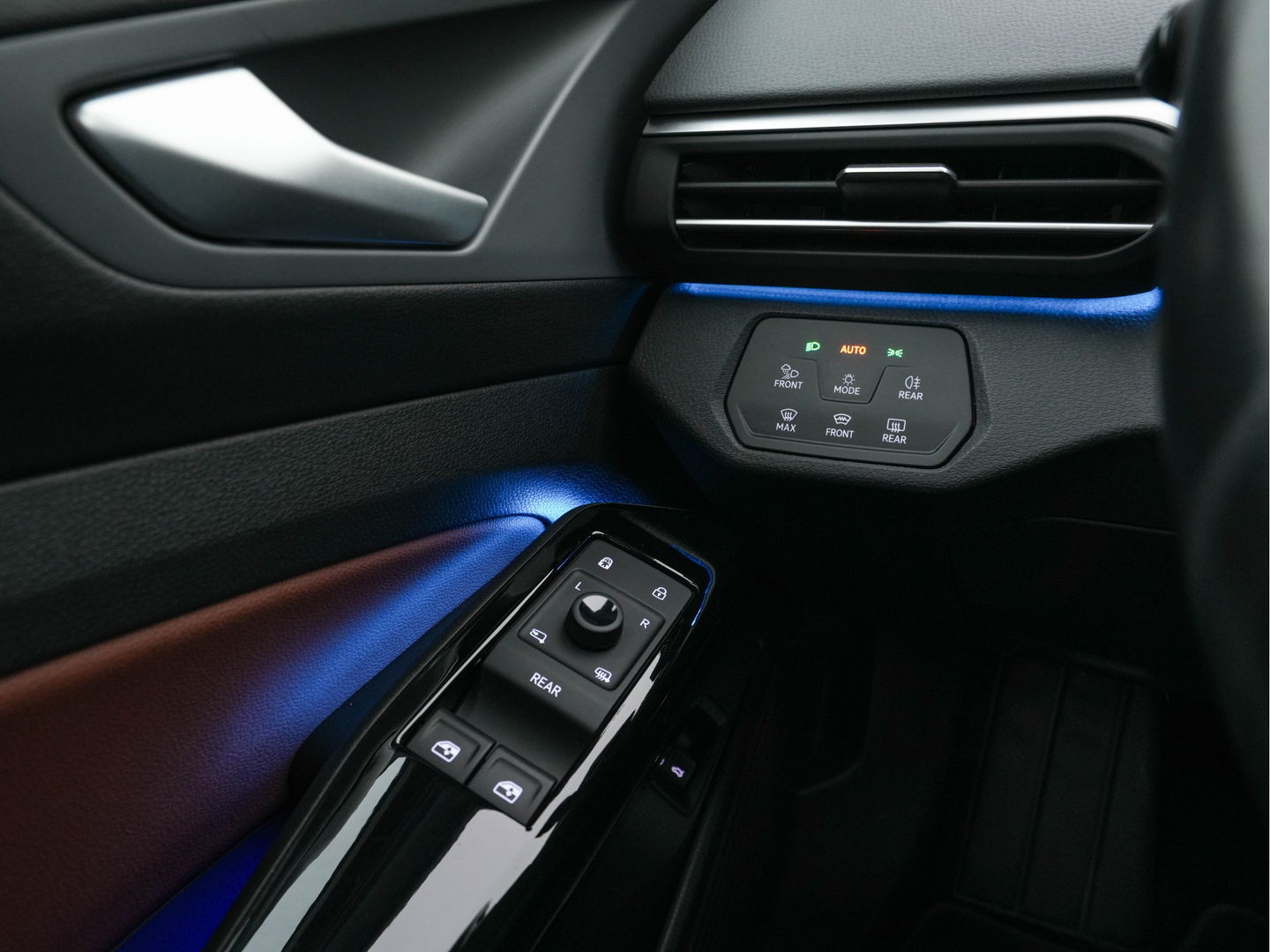 Volkswagen ID.4 First Max 77 kWh [ 3-Fase ] {SOH-81%} (INCL.BTW) Aut. *PANO | HEAD-UP | LEATHER-FABRIC | FULL-LED | MEMORY-PACK | TOP-VIEW | BLIND-SPOT | HEATED-SPORTSEATS | DIGI-COCKPIT | DAB+ | 19''ALU*