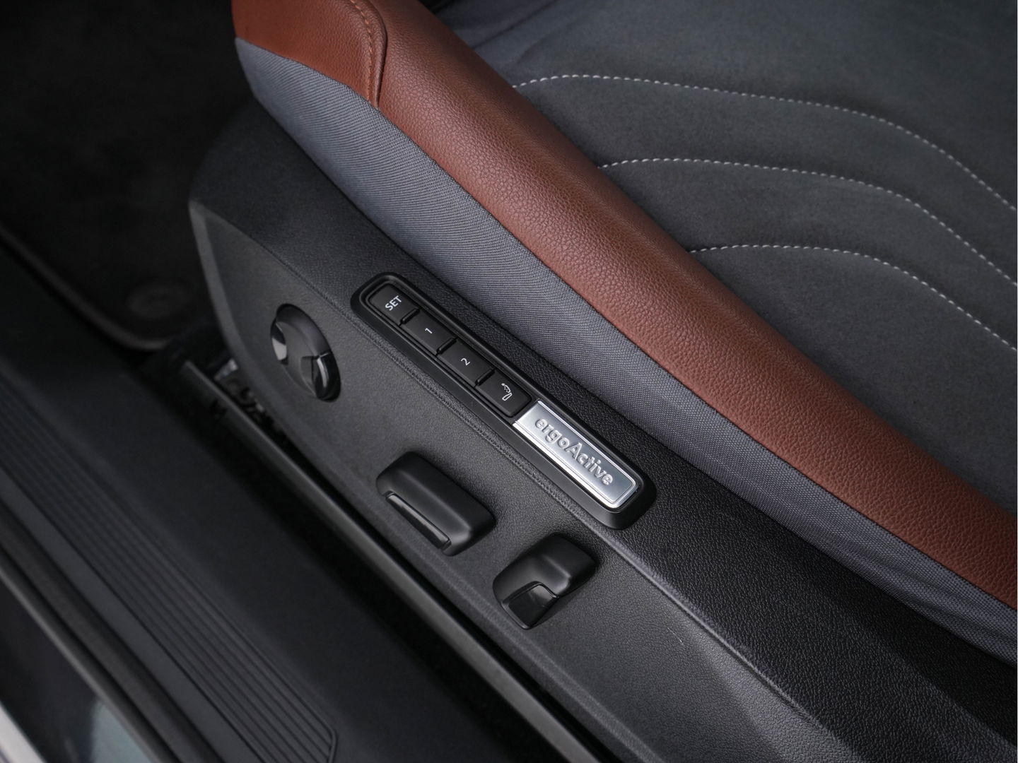 Volkswagen ID.4 First Max 77 kWh [ 3-Fase ] {SOH-81%} (INCL.BTW) Aut. *PANO | HEAD-UP | LEATHER-FABRIC | FULL-LED | MEMORY-PACK | TOP-VIEW | BLIND-SPOT | HEATED-SPORTSEATS | DIGI-COCKPIT | DAB+ | 19''ALU*