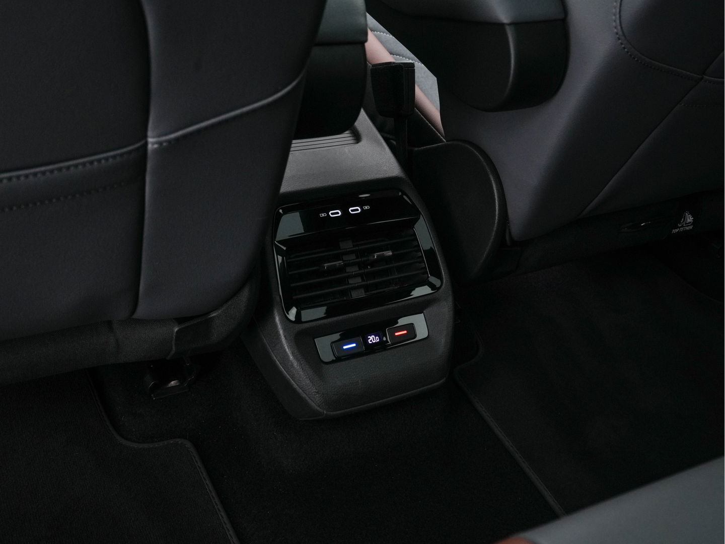 Volkswagen ID.4 First Max 77 kWh [ 3-Fase ] {SOH-81%} (INCL.BTW) Aut. *PANO | HEAD-UP | LEATHER-FABRIC | FULL-LED | MEMORY-PACK | TOP-VIEW | BLIND-SPOT | HEATED-SPORTSEATS | DIGI-COCKPIT | DAB+ | 19''ALU*