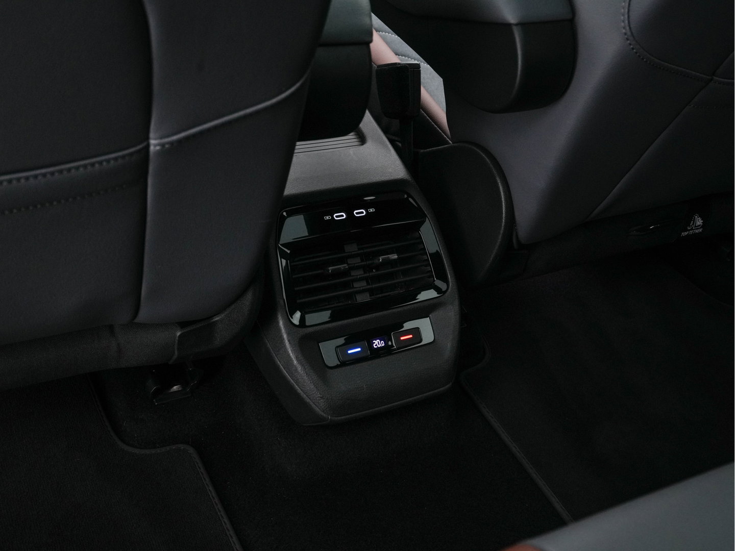 Volkswagen ID.4 First Max 77 kWh [ 3-Fase ] {SOH-81%} (INCL.BTW) Aut. *PANO | HEAD-UP | LEATHER-FABRIC | FULL-LED | MEMORY-PACK | TOP-VIEW | BLIND-SPOT | HEATED-SPORTSEATS | DIGI-COCKPIT | DAB+ | 19''ALU*