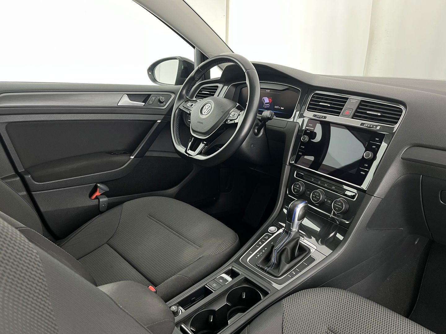 Volkswagen e-Golf (INCL.BTW) *HEAT-PUMP | ADAPTIVE-CRUISE | FULL-LED | DIGI-COCKPIT | NAVI-FULLMAP | CAMERA | KEYLESS | ECC | PDC | 16''ALU*