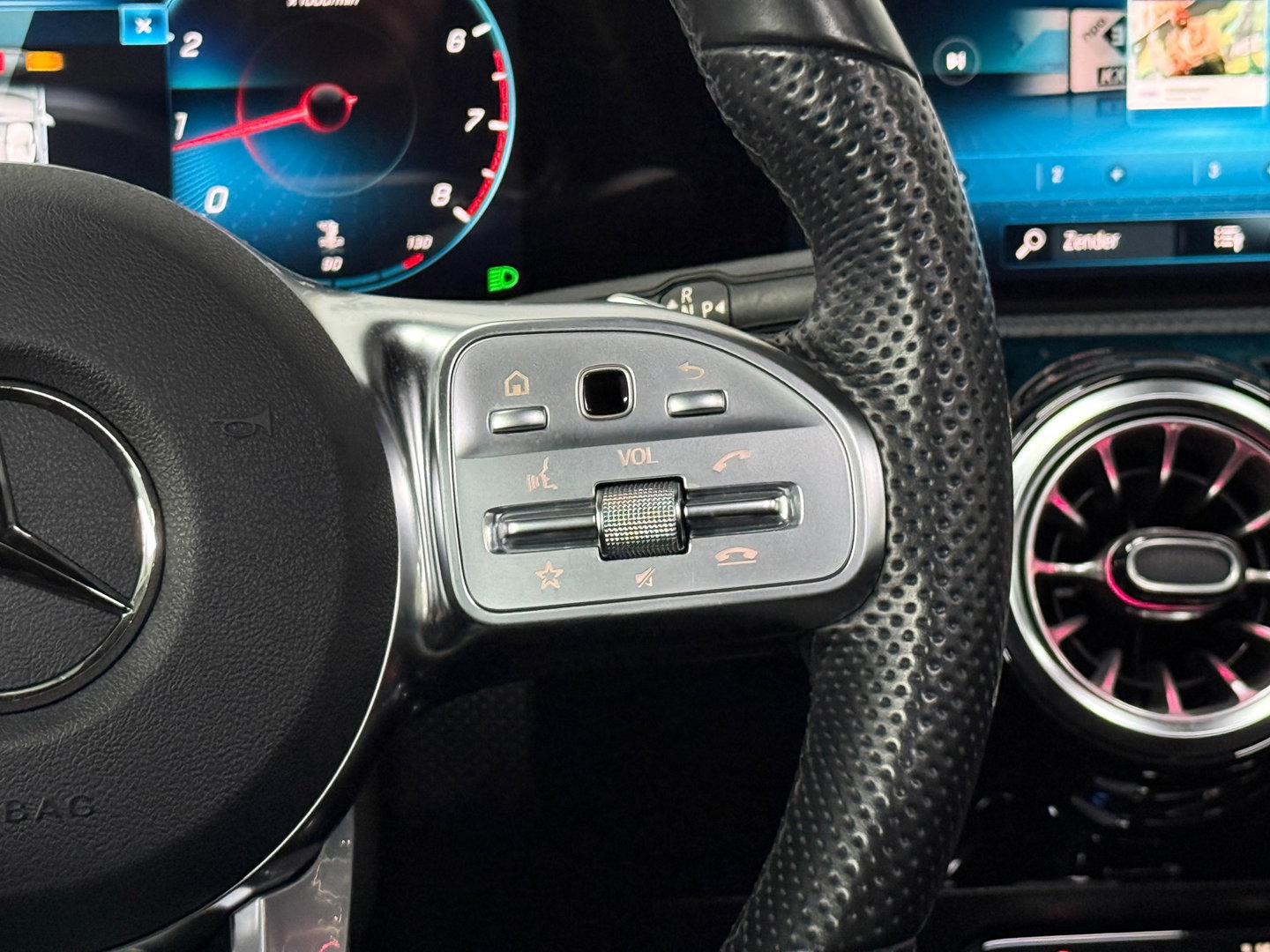 Mercedes-Benz CLA-Klasse 200 AMG-Line, Pano,