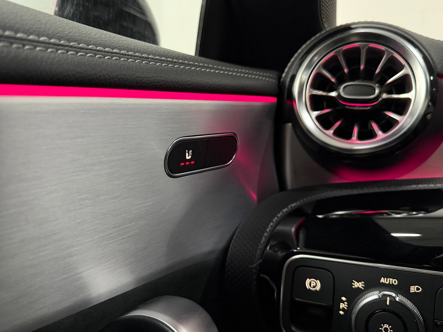 Mercedes-Benz CLA-Klasse 200 AMG-Line, Pano,