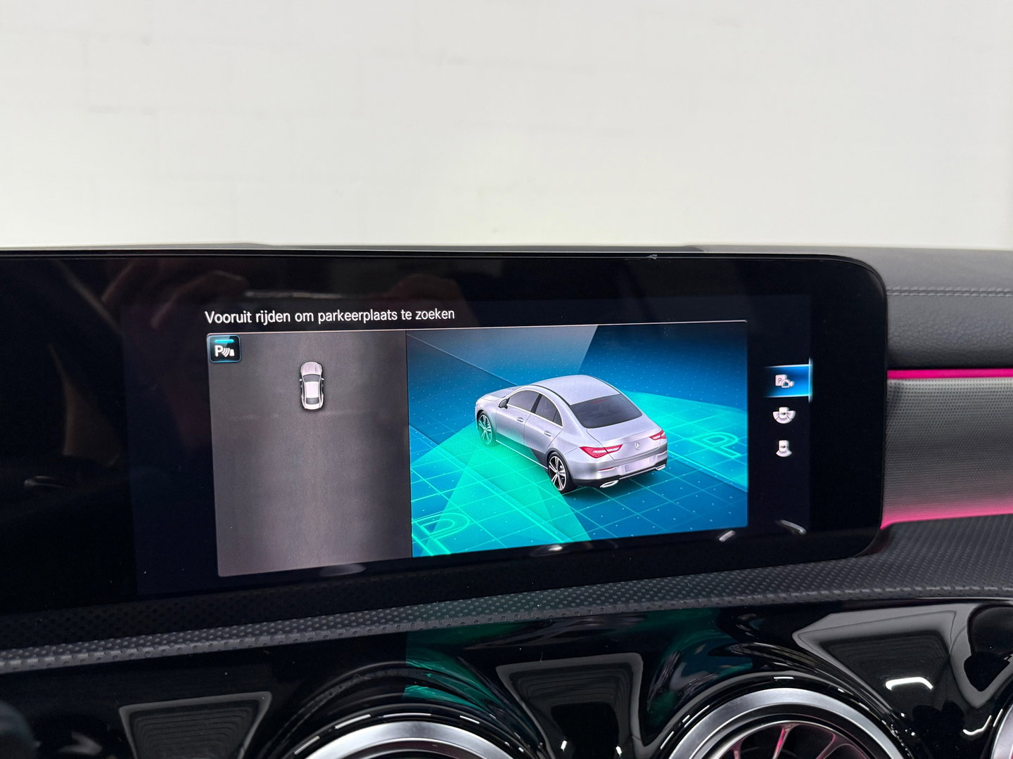 Mercedes-Benz CLA-Klasse 200 AMG-Line, Pano,