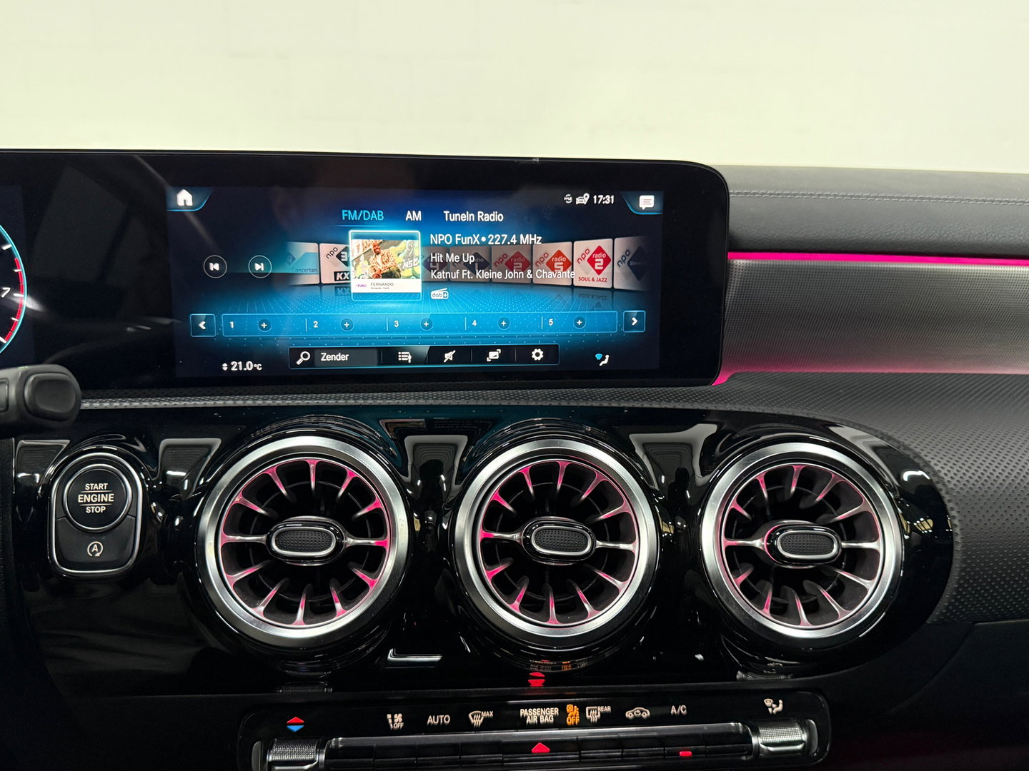 Mercedes-Benz CLA-Klasse 200 AMG-Line, Pano,