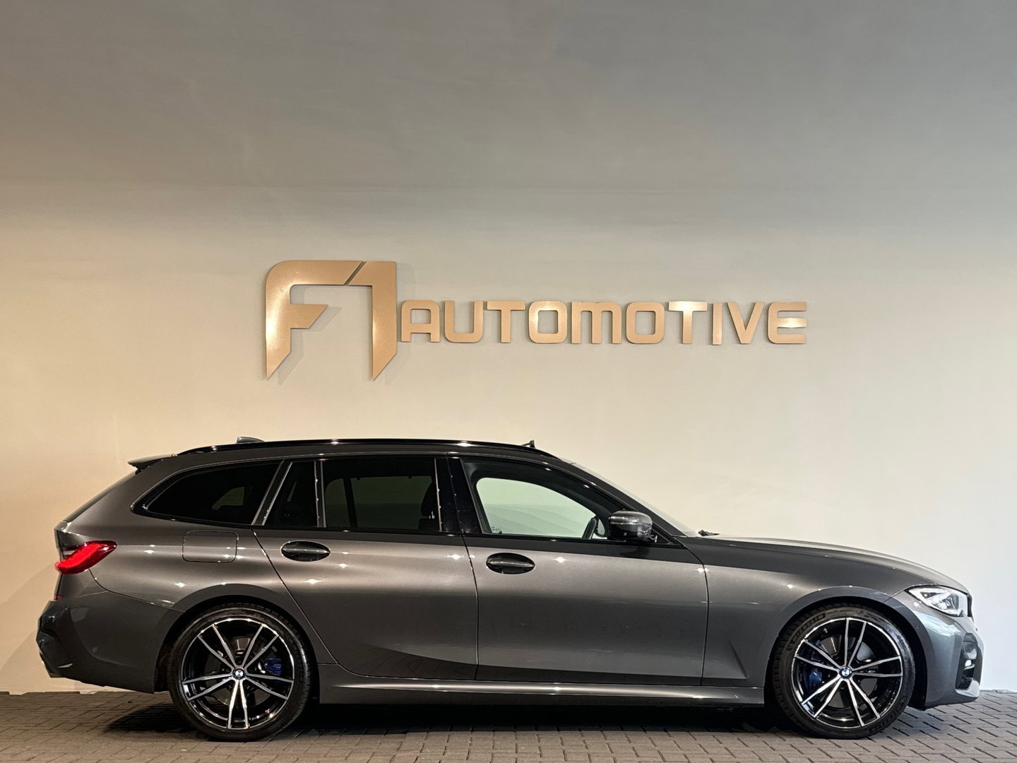 BMW 3 Serie Touring 330i High Executive Pano|HuD|H/K|Memory