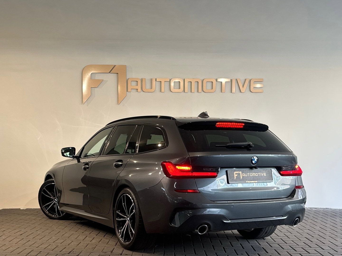 BMW 3 Serie Touring 330i High Executive Pano|HuD|H/K|Memory