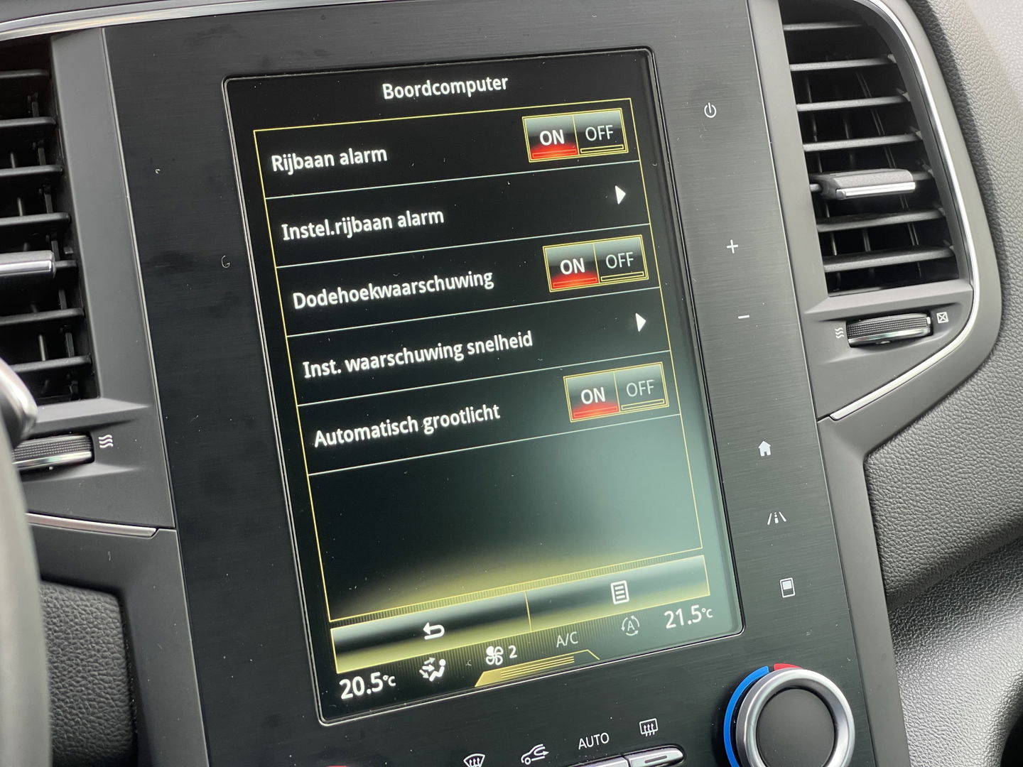 Renault Mégane 1.2 TCe Bose | Sfeerverlichting | Lane Assist | Dodehoeksensor | Head-Up Display | Trekhaak | Camera | Automatisch Inparkeren | Navigatie | Massage Stoel | DAB |