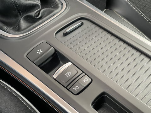 Renault Mégane 1.2 TCe Bose | Sfeerverlichting | Lane Assist | Dodehoeksensor | Head-Up Display | Trekhaak | Camera | Automatisch Inparkeren | Navigatie | Massage Stoel | DAB |