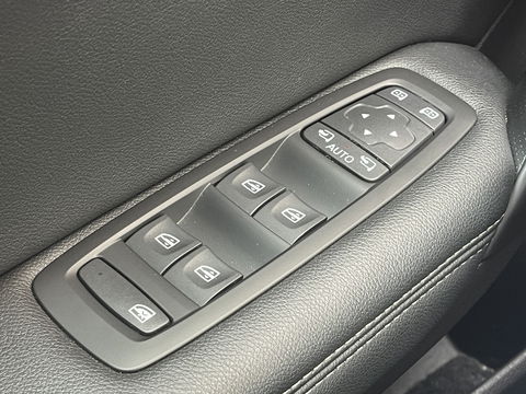 Renault Mégane 1.2 TCe Bose | Sfeerverlichting | Lane Assist | Dodehoeksensor | Head-Up Display | Trekhaak | Camera | Automatisch Inparkeren | Navigatie | Massage Stoel | DAB |