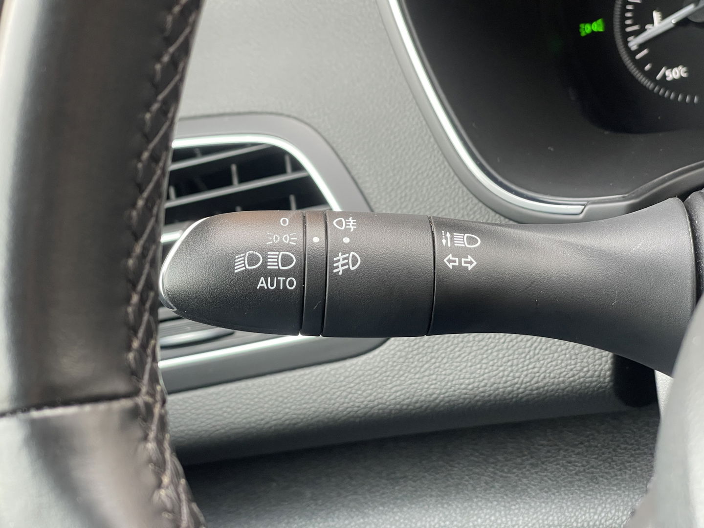 Renault Mégane 1.2 TCe Bose | Sfeerverlichting | Lane Assist | Dodehoeksensor | Head-Up Display | Trekhaak | Camera | Automatisch Inparkeren | Navigatie | Massage Stoel | DAB |