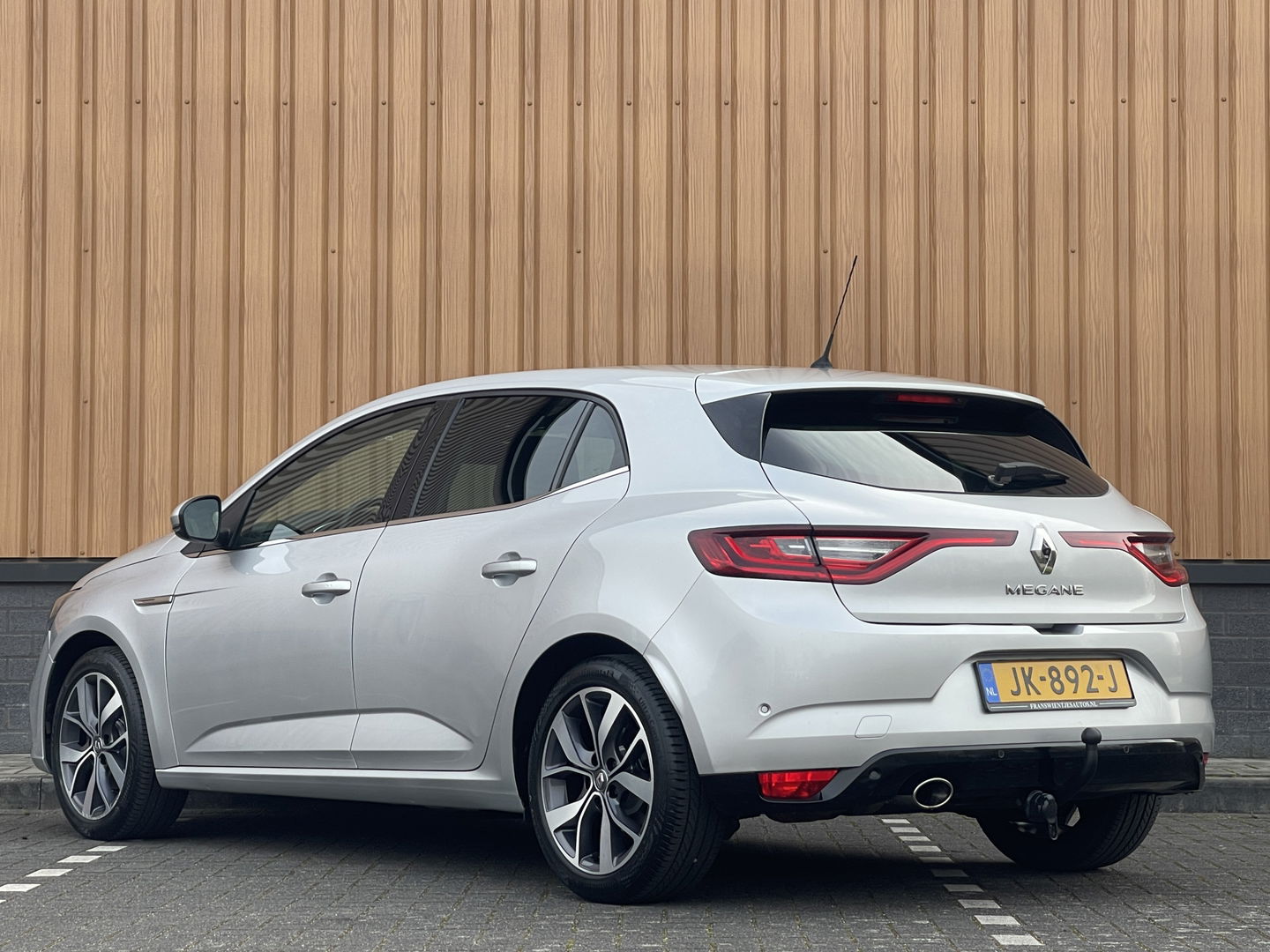 Renault Mégane 1.2 TCe Bose | Sfeerverlichting | Lane Assist | Dodehoeksensor | Head-Up Display | Trekhaak | Camera | Automatisch Inparkeren | Navigatie | Massage Stoel | DAB |