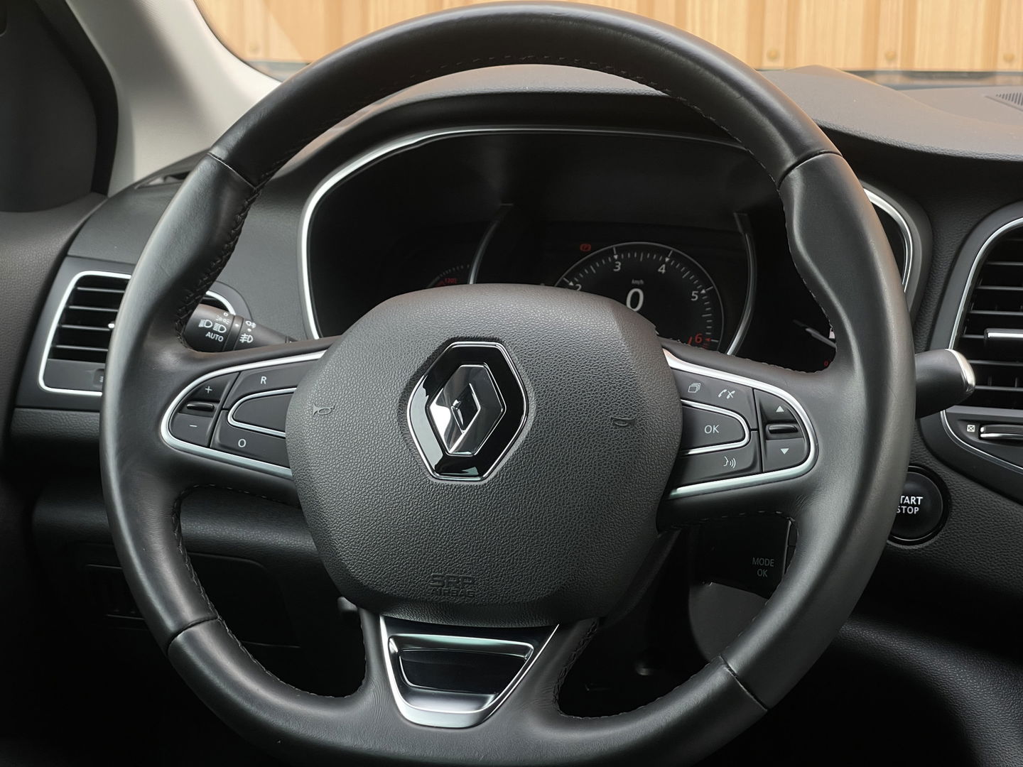Renault Mégane 1.2 TCe Bose | Sfeerverlichting | Lane Assist | Dodehoeksensor | Head-Up Display | Trekhaak | Camera | Automatisch Inparkeren | Navigatie | Massage Stoel | DAB |