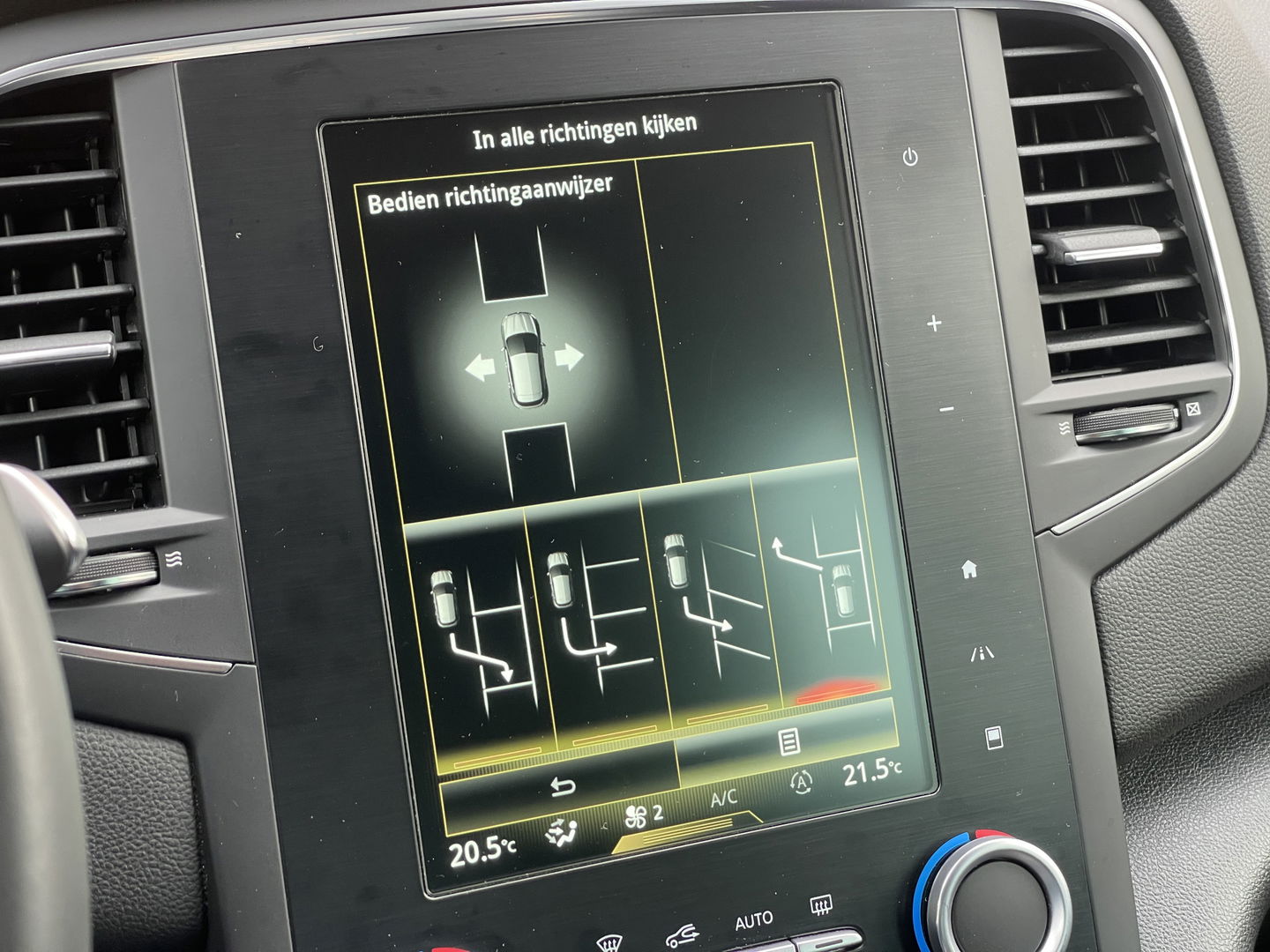 Renault Mégane 1.2 TCe Bose | Sfeerverlichting | Lane Assist | Dodehoeksensor | Head-Up Display | Trekhaak | Camera | Automatisch Inparkeren | Navigatie | Massage Stoel | DAB |