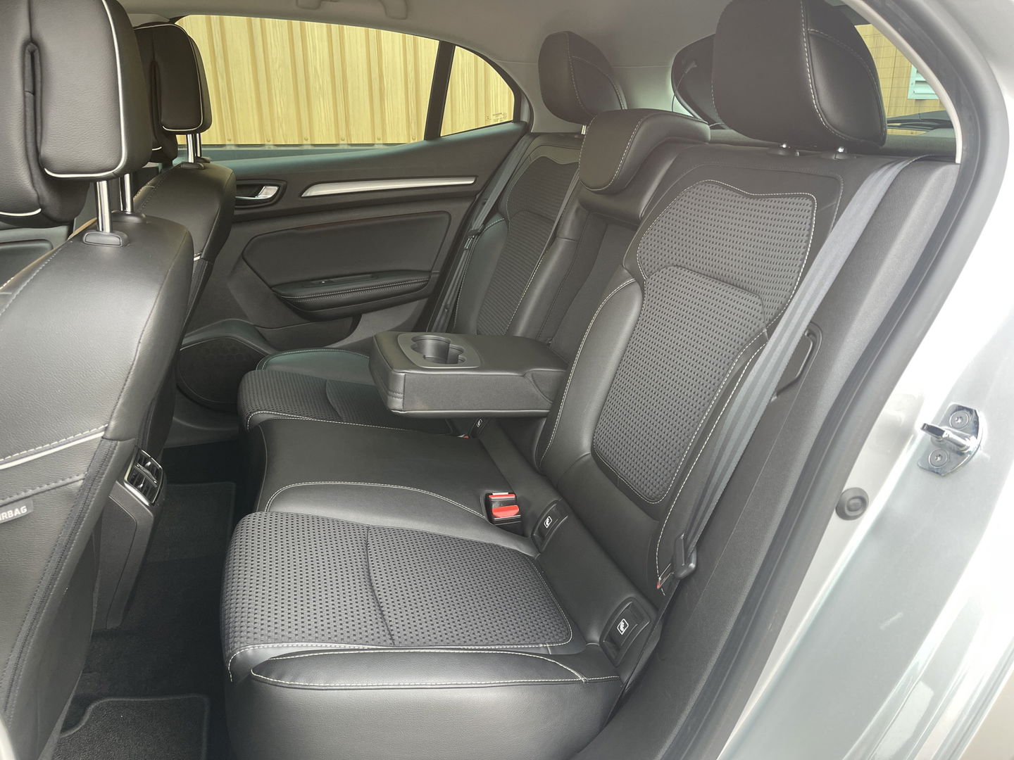 Renault Mégane 1.2 TCe Bose | Sfeerverlichting | Lane Assist | Dodehoeksensor | Head-Up Display | Trekhaak | Camera | Automatisch Inparkeren | Navigatie | Massage Stoel | DAB |