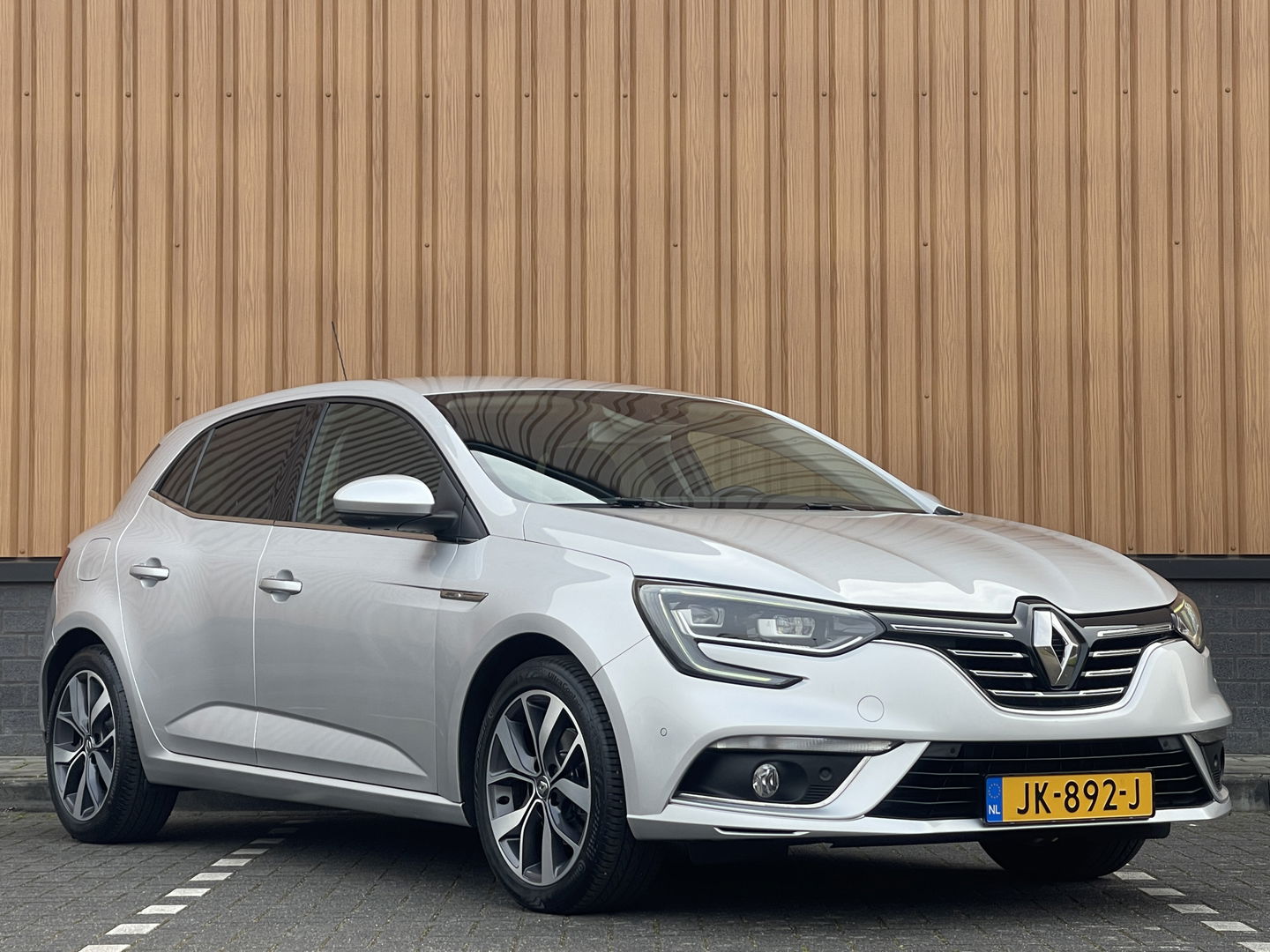 Renault Mégane 1.2 TCe Bose | Sfeerverlichting | Lane Assist | Dodehoeksensor | Head-Up Display | Trekhaak | Camera | Automatisch Inparkeren | Navigatie | Massage Stoel | DAB |