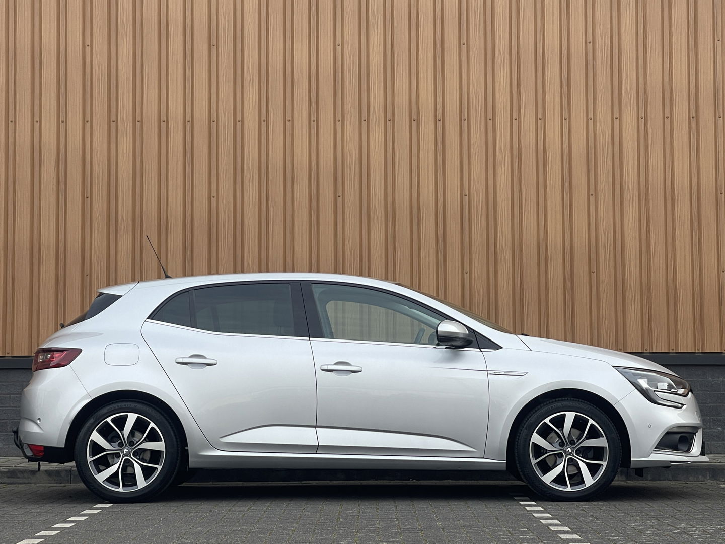 Renault Mégane 1.2 TCe Bose | Sfeerverlichting | Lane Assist | Dodehoeksensor | Head-Up Display | Trekhaak | Camera | Automatisch Inparkeren | Navigatie | Massage Stoel | DAB |