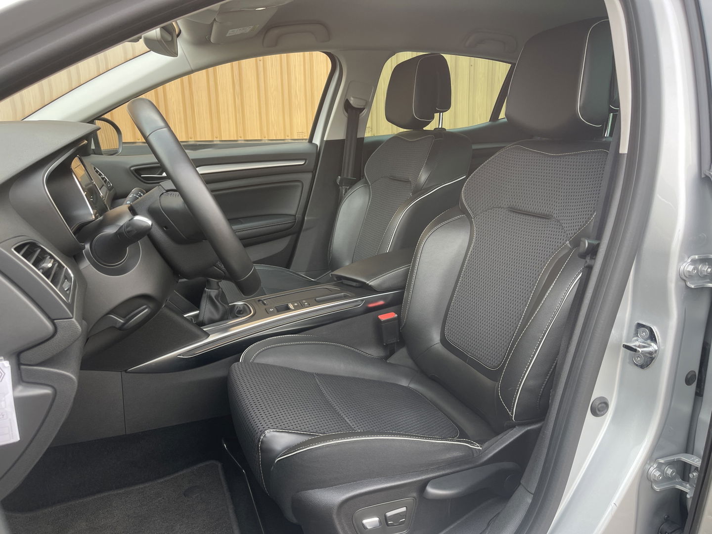 Renault Mégane 1.2 TCe Bose | Sfeerverlichting | Lane Assist | Dodehoeksensor | Head-Up Display | Trekhaak | Camera | Automatisch Inparkeren | Navigatie | Massage Stoel | DAB |