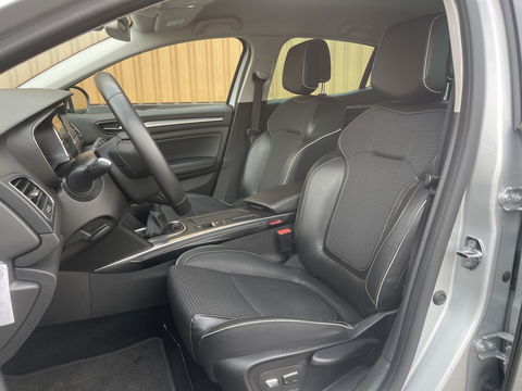 Renault Mégane 1.2 TCe Bose | Sfeerverlichting | Lane Assist | Dodehoeksensor | Head-Up Display | Trekhaak | Camera | Automatisch Inparkeren | Navigatie | Massage Stoel | DAB |