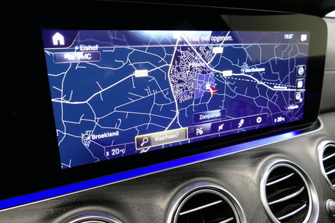 Mercedes-Benz E-Klasse 300 e AMG Line / E63 AMG Diffuser / Panamericana Grill / Panoramadak / Burmester Surround Sound / Rondomzichtcamera / Deels elektr. verstelbare voorstoelen / Ambienteverlichting / Stoelverwarming / Apple Carplay - Android Auto / 20'' LMV / Trekhaak (zwenk