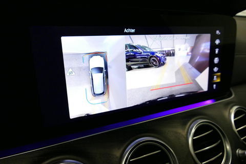 Mercedes-Benz E-Klasse 300 e AMG Line / E63 AMG Diffuser / Panamericana Grill / Panoramadak / Burmester Surround Sound / Rondomzichtcamera / Deels elektr. verstelbare voorstoelen / Ambienteverlichting / Stoelverwarming / Apple Carplay - Android Auto / 20'' LMV / Trekhaak (zwenk