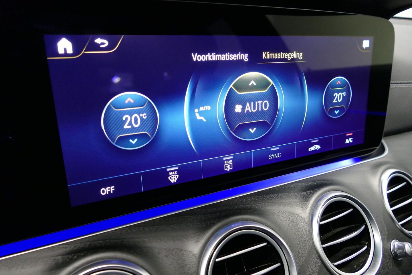 Mercedes-Benz E-Klasse 300 e AMG Line / E63 AMG Diffuser / Panamericana Grill / Panoramadak / Burmester Surround Sound / Rondomzichtcamera / Deels elektr. verstelbare voorstoelen / Ambienteverlichting / Stoelverwarming / Apple Carplay - Android Auto / 20'' LMV / Trekhaak (zwenk