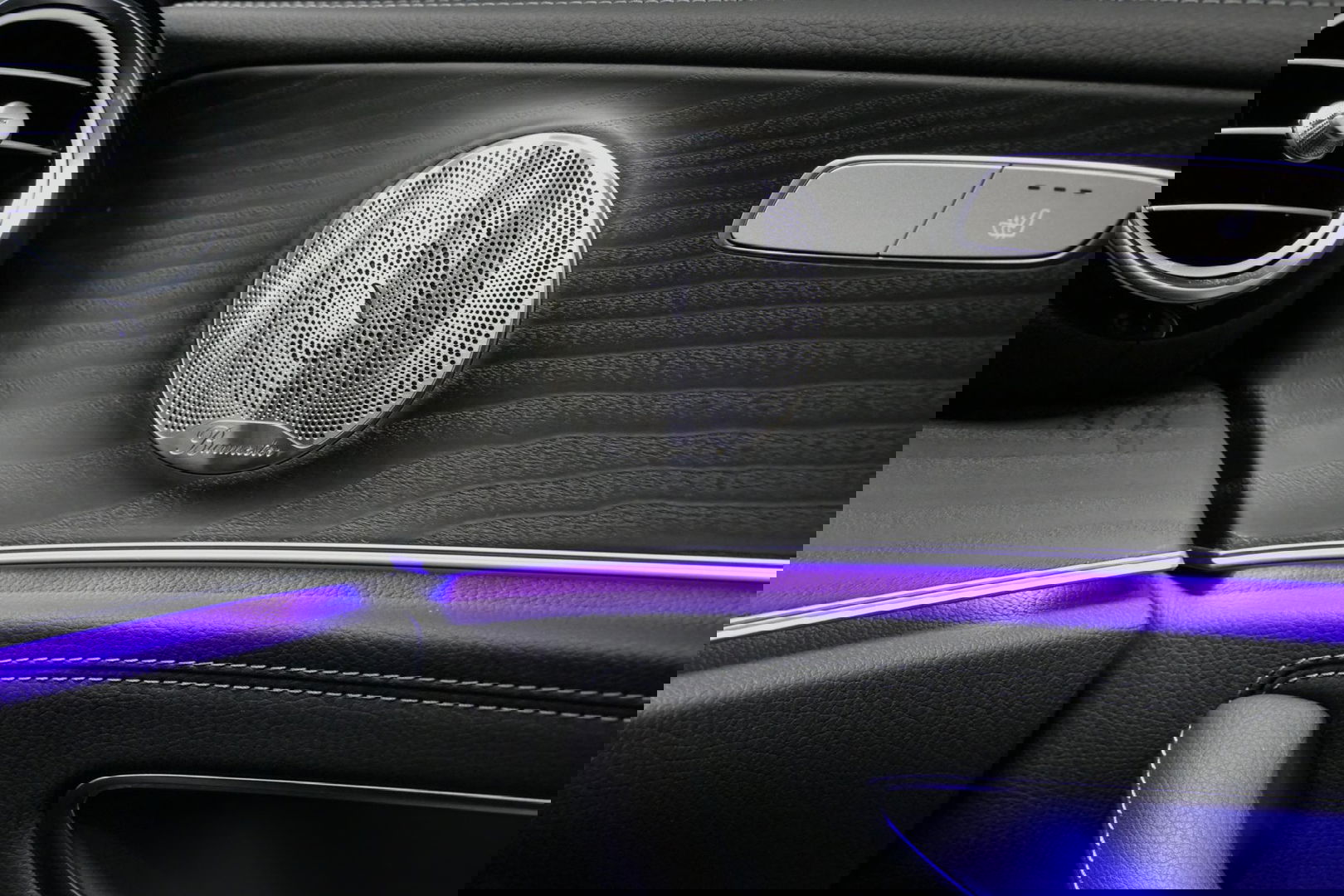 Mercedes-Benz E-Klasse 300 e AMG Line / E63 AMG Diffuser / Panamericana Grill / Panoramadak / Burmester Surround Sound / Rondomzichtcamera / Deels elektr. verstelbare voorstoelen / Ambienteverlichting / Stoelverwarming / Apple Carplay - Android Auto / 20'' LMV / Trekhaak (zwenk