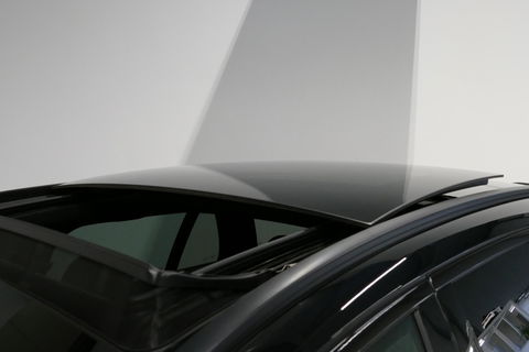 Mercedes-Benz E-Klasse 300 e AMG Line / E63 AMG Diffuser / Panamericana Grill / Panoramadak / Burmester Surround Sound / Rondomzichtcamera / Deels elektr. verstelbare voorstoelen / Ambienteverlichting / Stoelverwarming / Apple Carplay - Android Auto / 20'' LMV / Trekhaak (zwenk