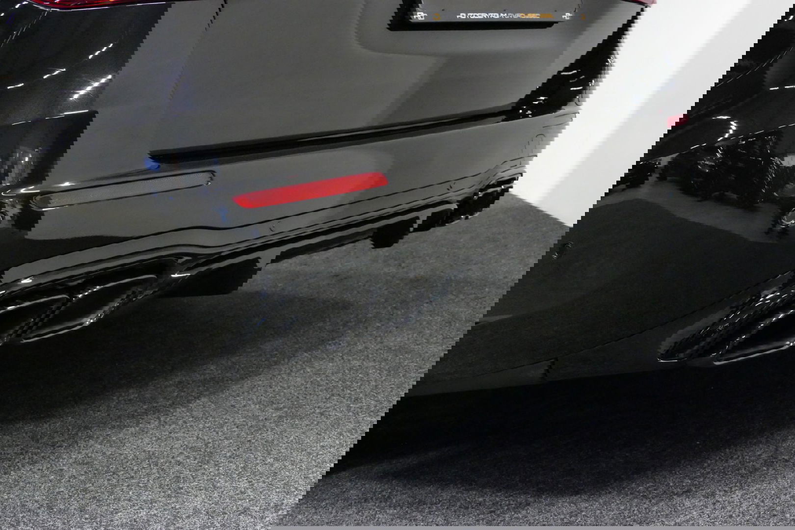 Mercedes-Benz E-Klasse 300 e AMG Line / E63 AMG Diffuser / Panamericana Grill / Panoramadak / Burmester Surround Sound / Rondomzichtcamera / Deels elektr. verstelbare voorstoelen / Ambienteverlichting / Stoelverwarming / Apple Carplay - Android Auto / 20'' LMV / Trekhaak (zwenk