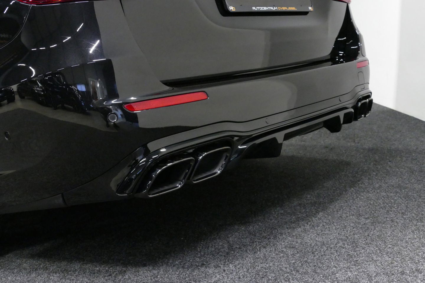 Mercedes-Benz E-Klasse 300 e AMG Line / E63 AMG Diffuser / Panamericana Grill / Panoramadak / Burmester Surround Sound / Rondomzichtcamera / Deels elektr. verstelbare voorstoelen / Ambienteverlichting / Stoelverwarming / Apple Carplay - Android Auto / 20'' LMV / Trekhaak (zwenk