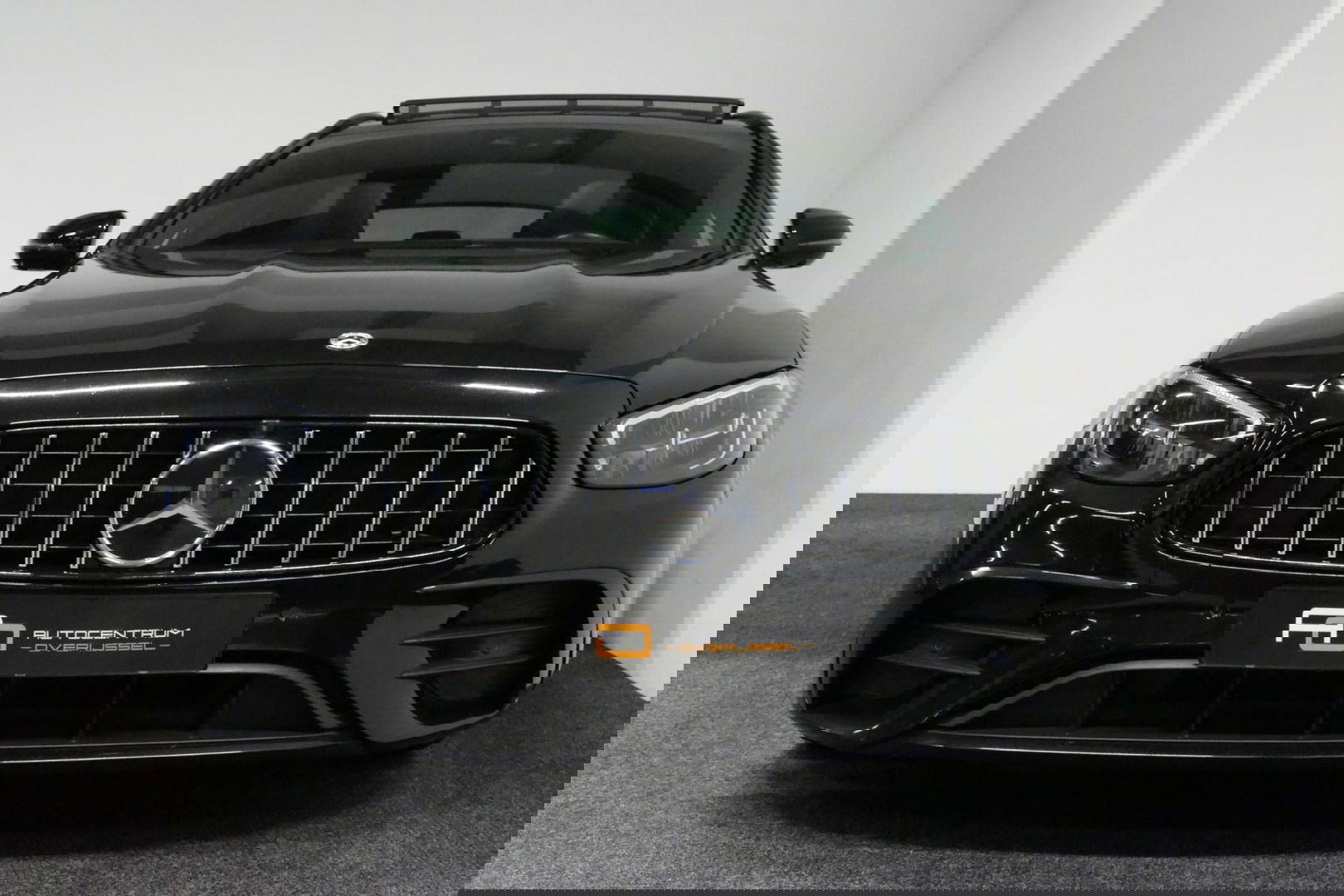 Mercedes-Benz E-Klasse 300 e AMG Line / E63 AMG Diffuser / Panamericana Grill / Panoramadak / Burmester Surround Sound / Rondomzichtcamera / Deels elektr. verstelbare voorstoelen / Ambienteverlichting / Stoelverwarming / Apple Carplay - Android Auto / 20'' LMV / Trekhaak (zwenk